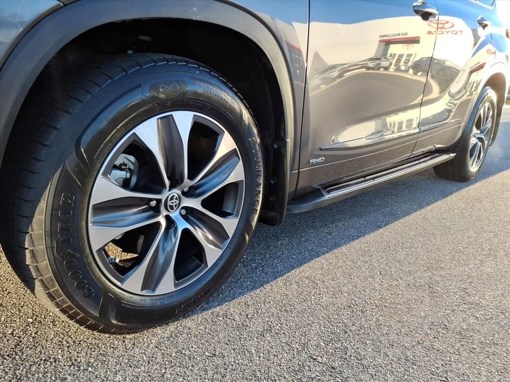 Used 2023 Toyota Highlander XLE image 9