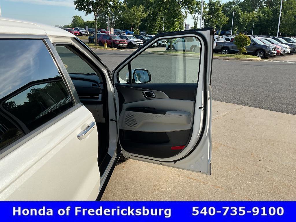 Used 2024 Kia Carnival LX FWD image 19