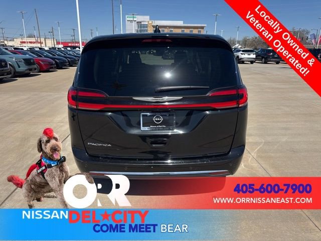 Used 2023 Chrysler Pacifica Touring-L image 4