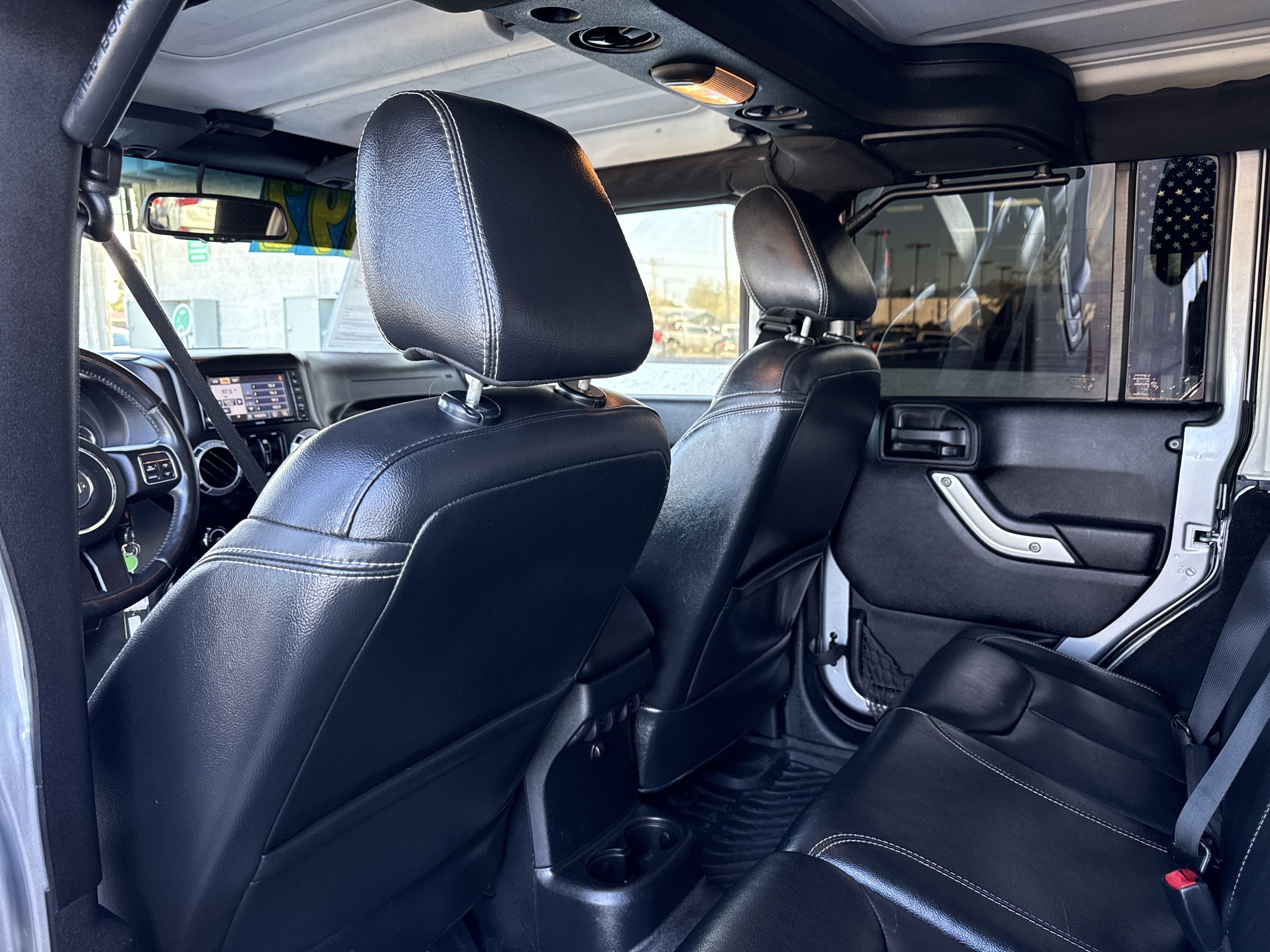 Used 2015 Jeep Wrangler Unlimited Rubicon w/ Connectivity Group image 27