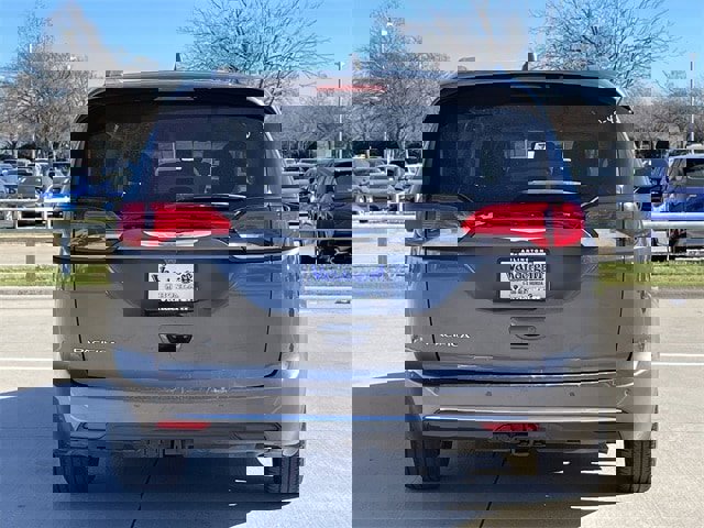 Used 2017 Chrysler Pacifica Touring-L Plus image 5