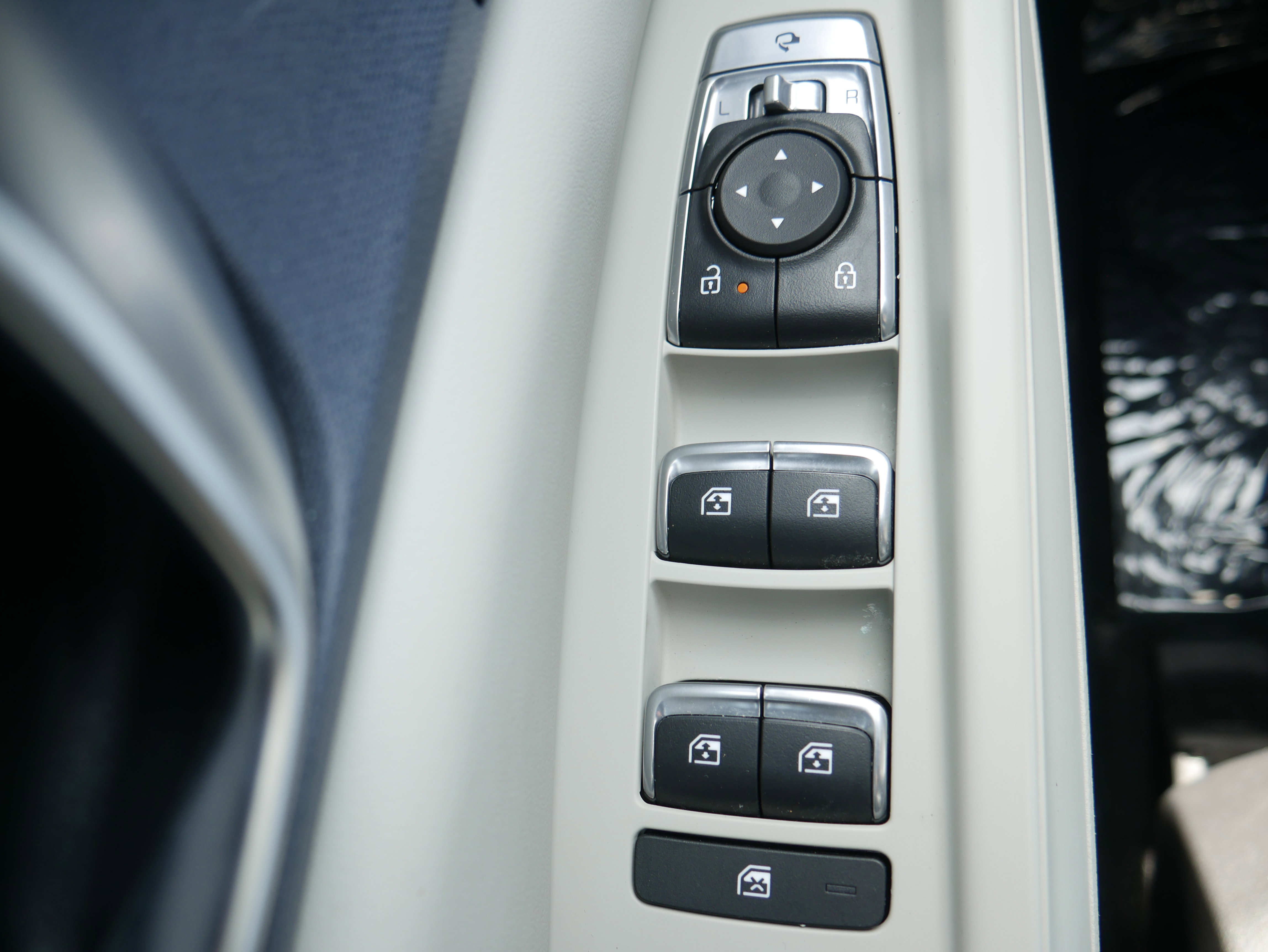 Certified 2025 Kia Carnival EX image 31