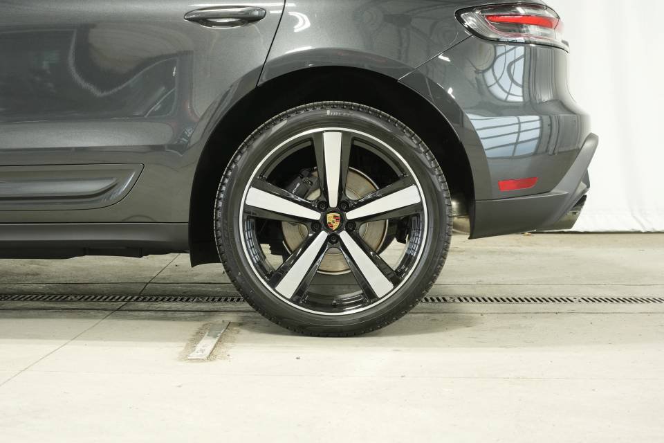 Certified 2026 Porsche Macan AWD/4WD image 44