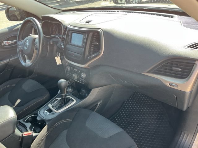 Used 2016 Jeep Cherokee Latitude w/ Cold Weather Group AWD/4WD image 18