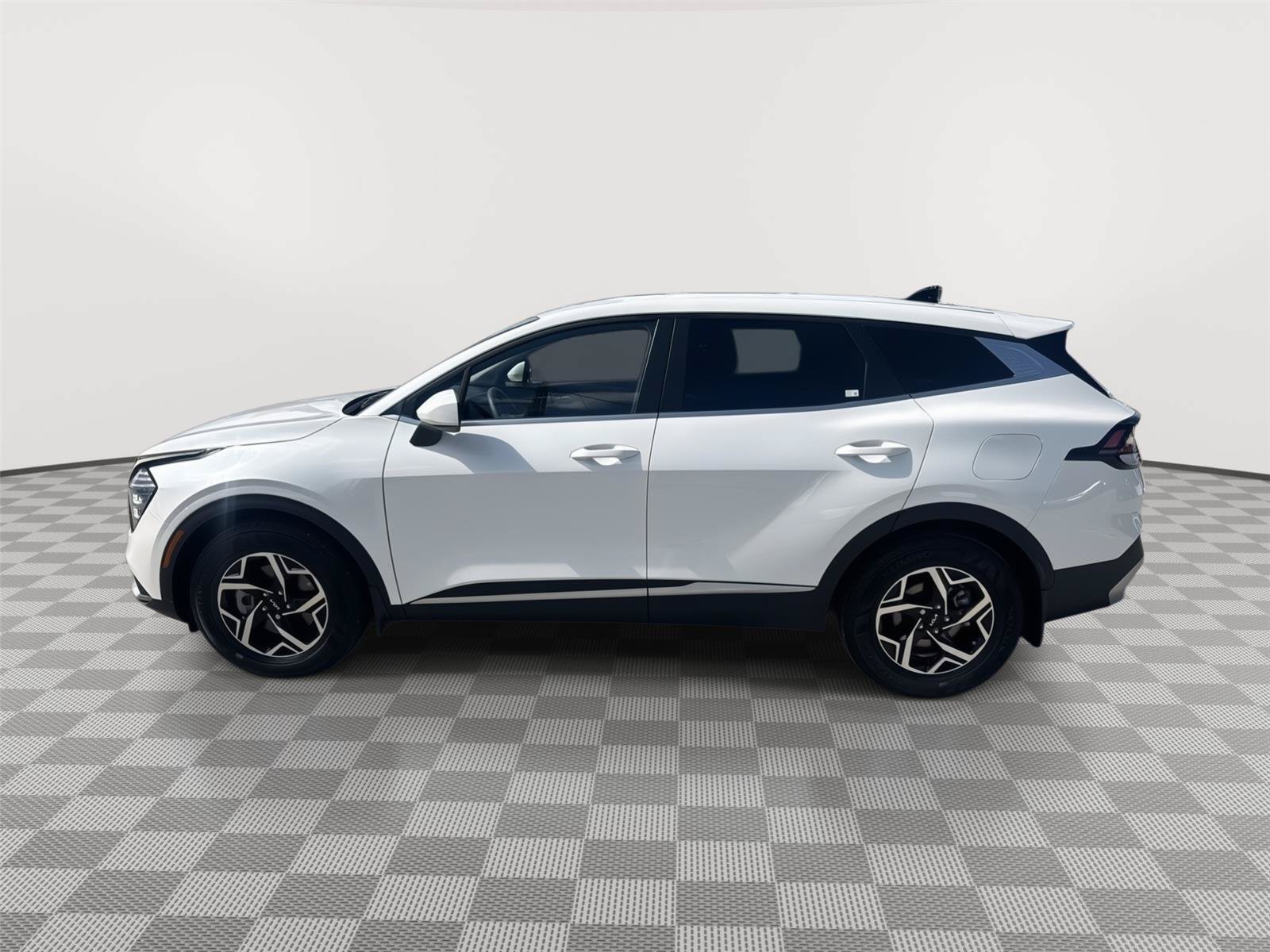 Used 2025 Kia Sportage LX FWD image 8