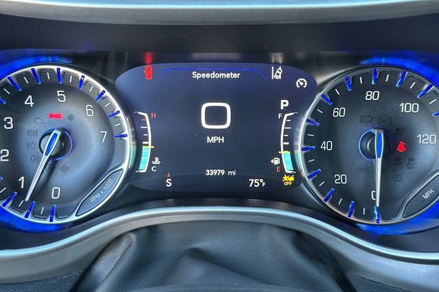 Used 2025 Chrysler Pacifica Select image 28