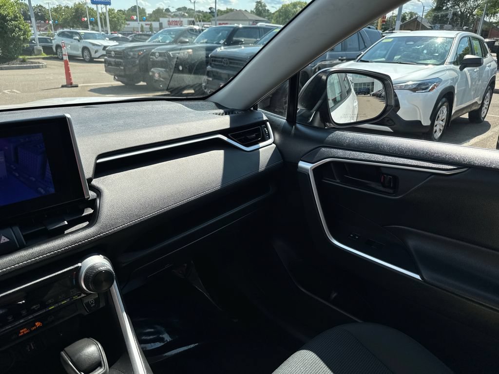 Used 2024 Toyota RAV4 LE AWD/4WD image 28