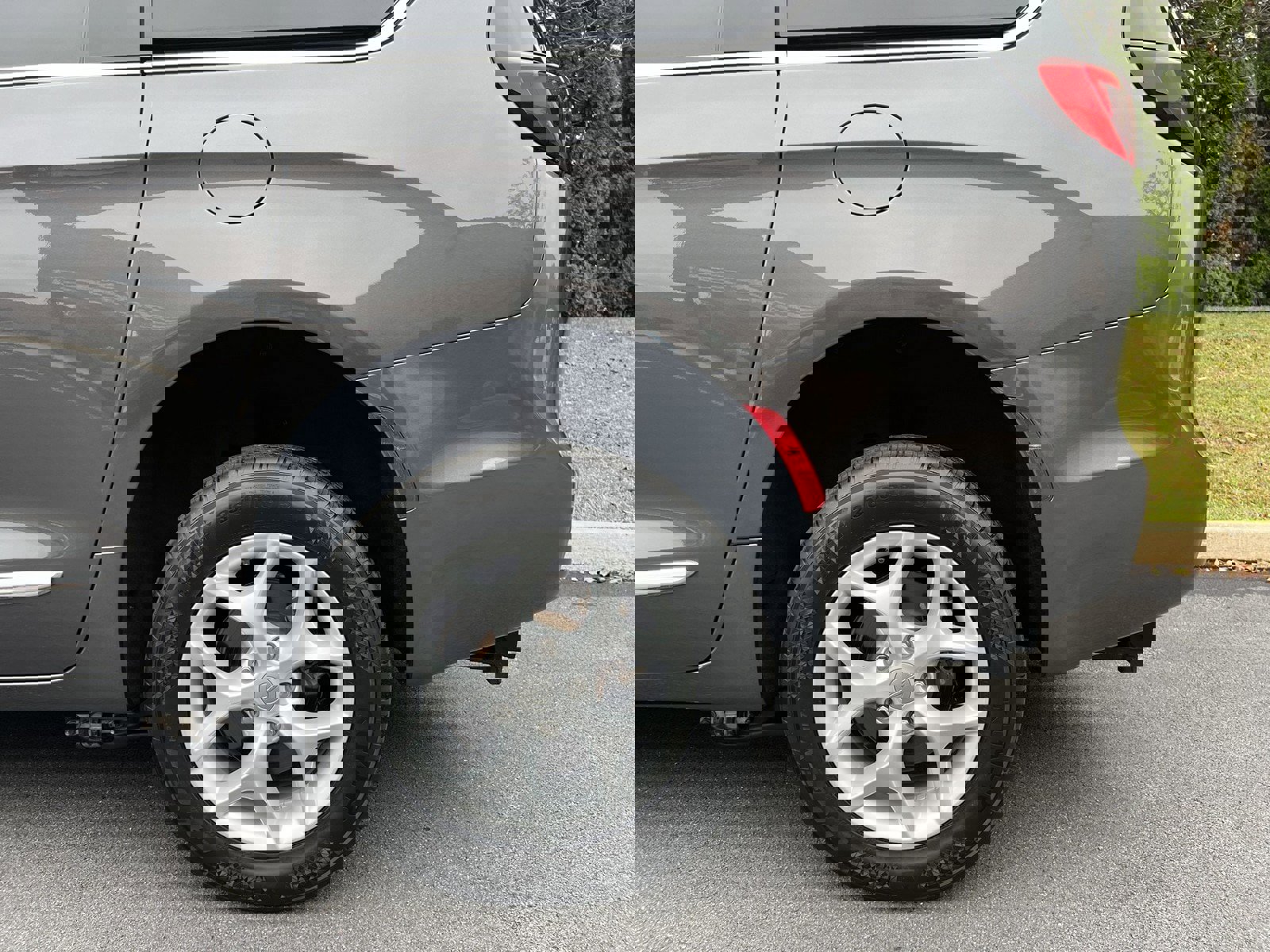 Used 2017 Chrysler Pacifica Touring-L w/ Tire & Wheel Group image 81