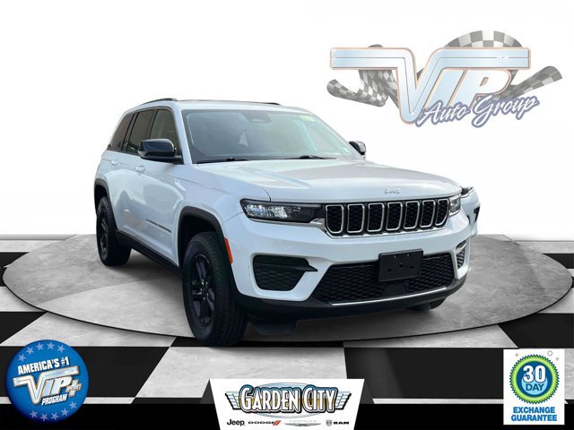 Used 2023 Jeep Grand Cherokee Laredo image 1