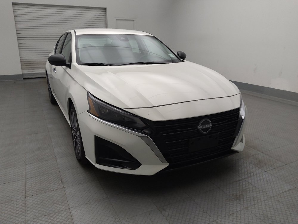 Used 2025 Nissan Altima 2.5 SV FWD image 14
