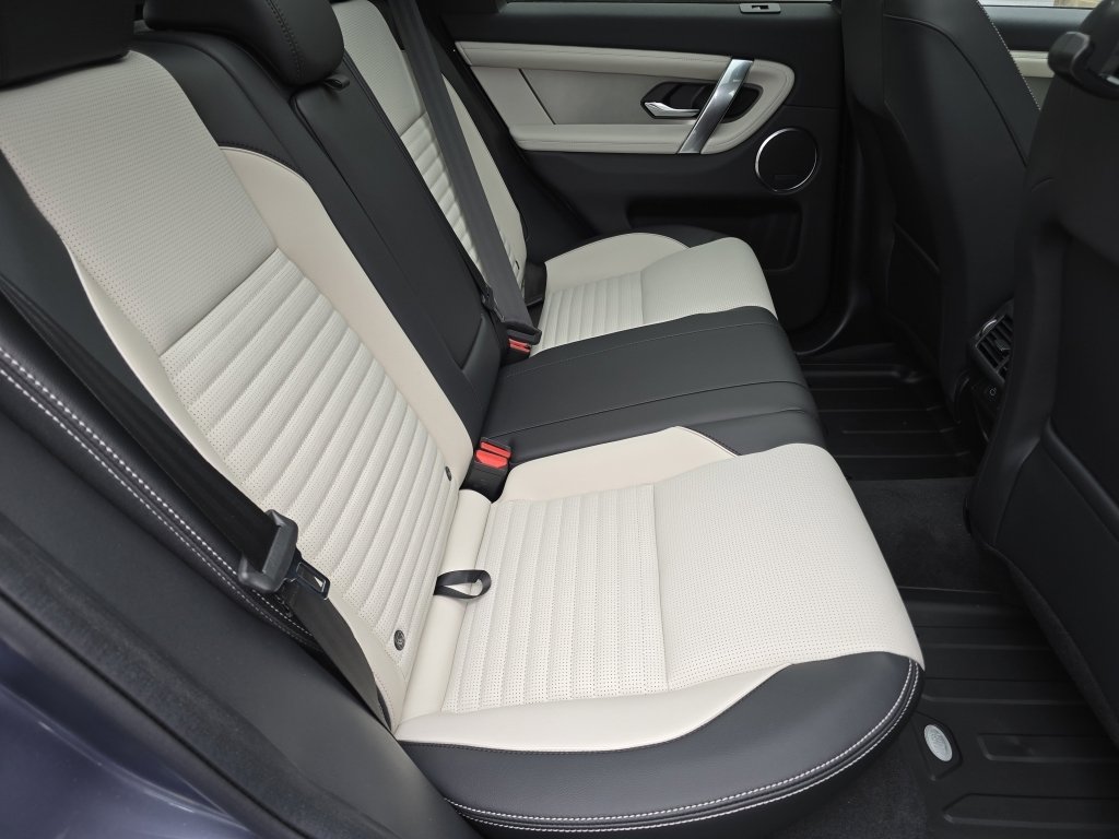 New 2025 Land Rover Discovery Sport Dynamic SE image 21