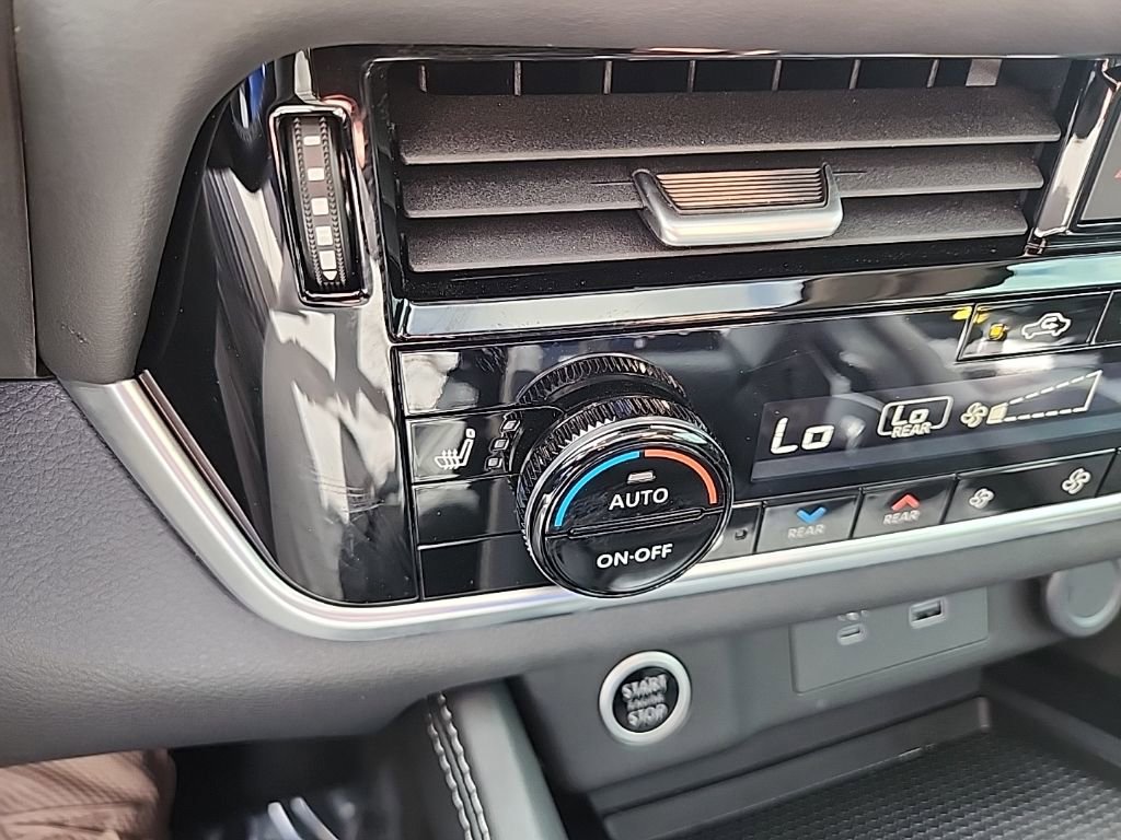 Used 2023 Nissan Rogue SL w/ SL Premium Package image 32