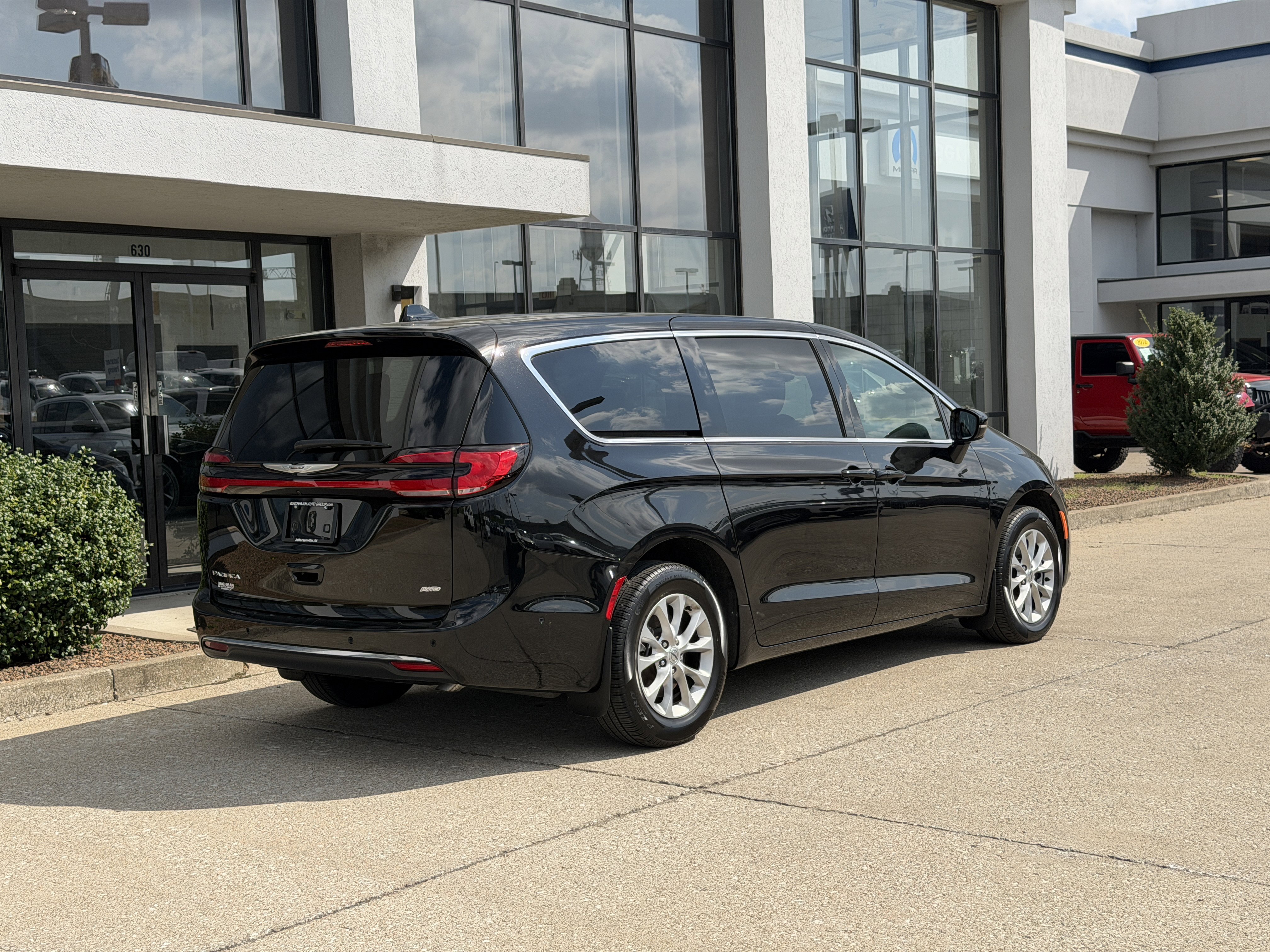 Used 2025 Chrysler Pacifica Select AWD/4WD image 4
