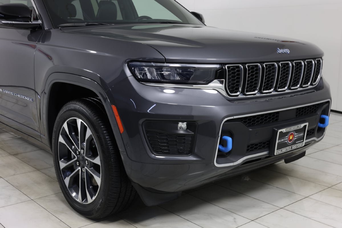 Used 2023 Jeep Grand Cherokee Overland w/ Luxury Tech Group IV AWD/4WD image 37