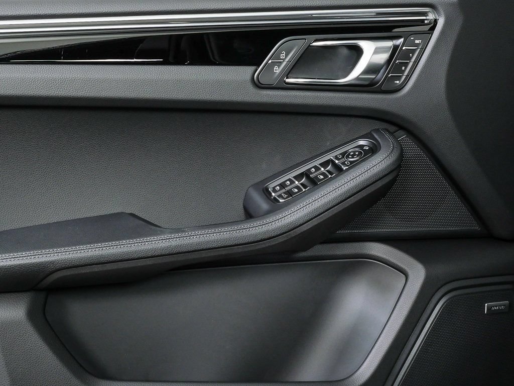 Certified 2026 Porsche Macan AWD/4WD image 6