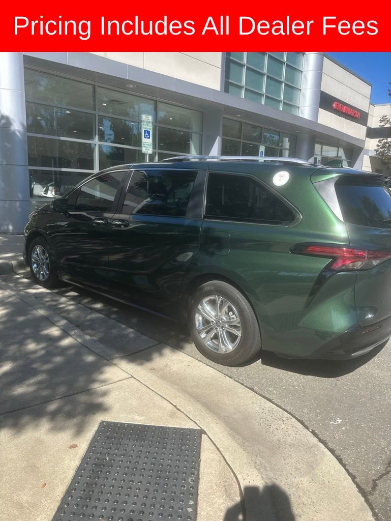Used 2022 Toyota Sienna Platinum AWD/4WD image 3