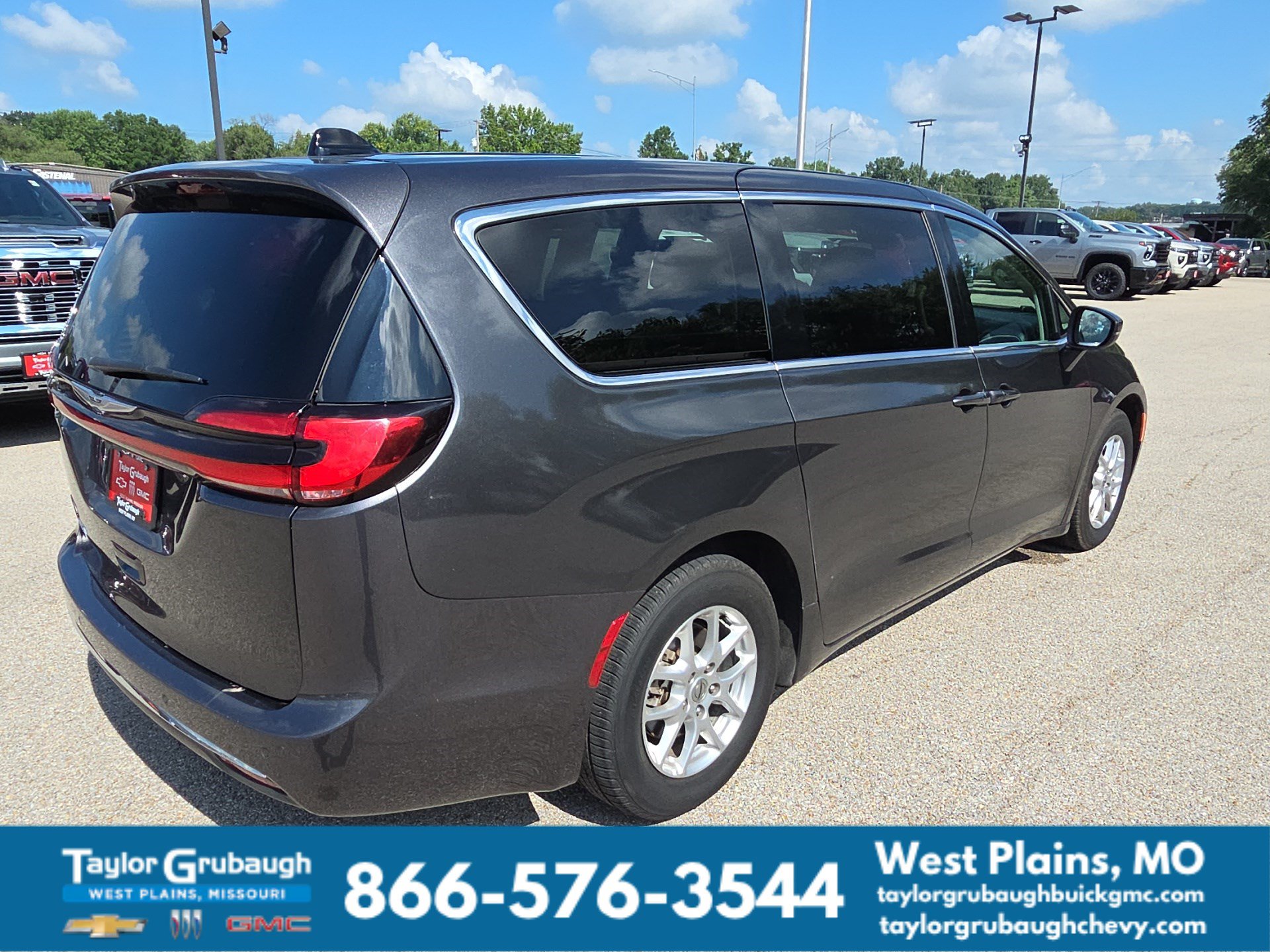 Used 2023 Chrysler Pacifica Touring-L FWD image 8