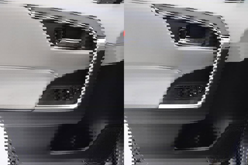 Used 2021 Toyota RAV4 XLE w/ Convenience Package image 14