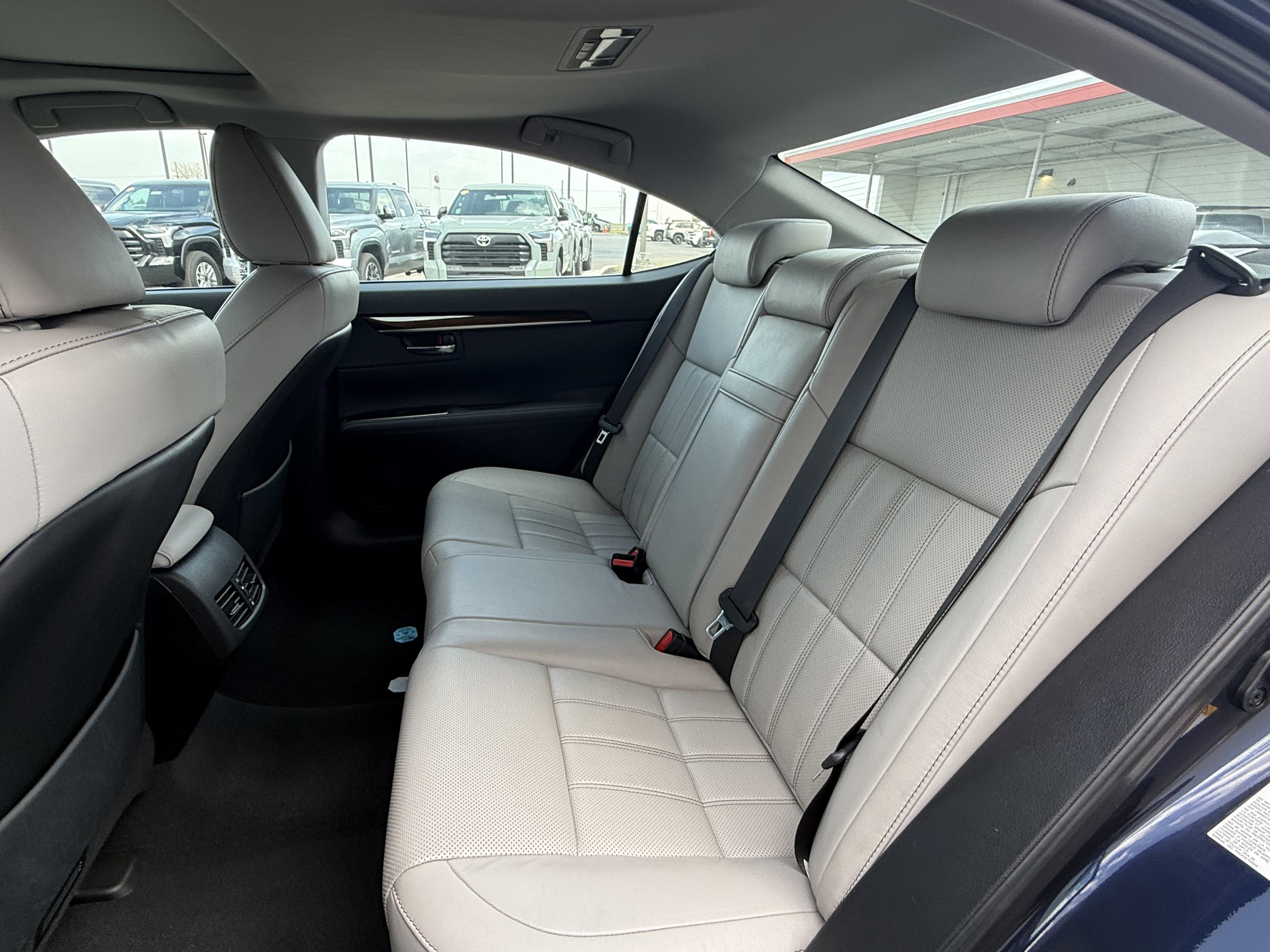 Used 2016 Lexus ES 350 w/ Luxury Package w/Wood Trim image 19