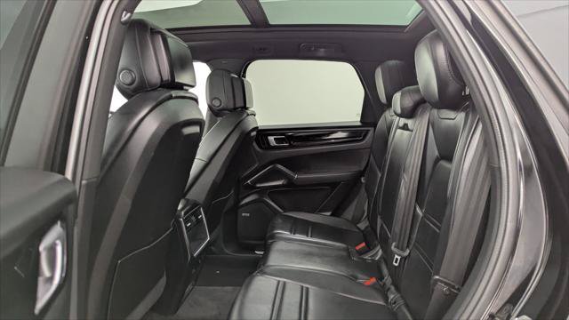 Used 2021 Porsche Cayenne w/ Premium Package AWD/4WD image 16