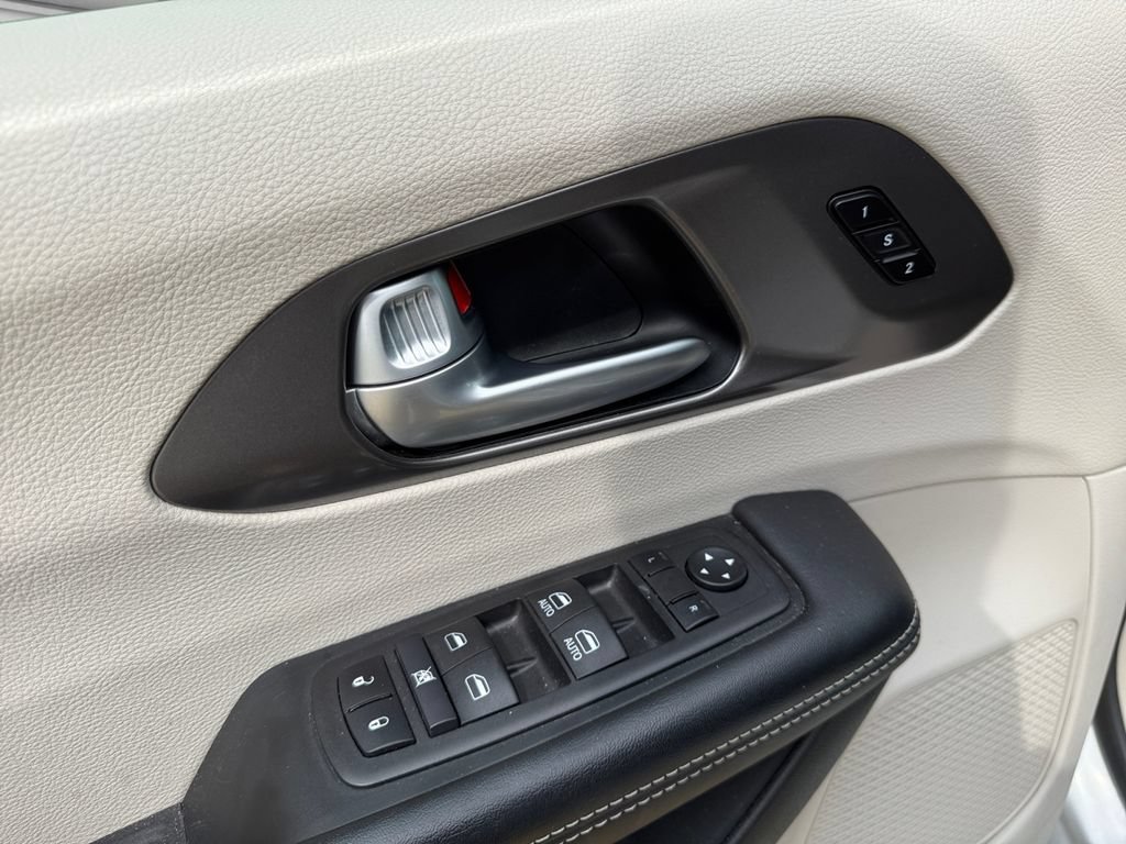 Used 2024 Chrysler Pacifica Touring-L FWD image 19