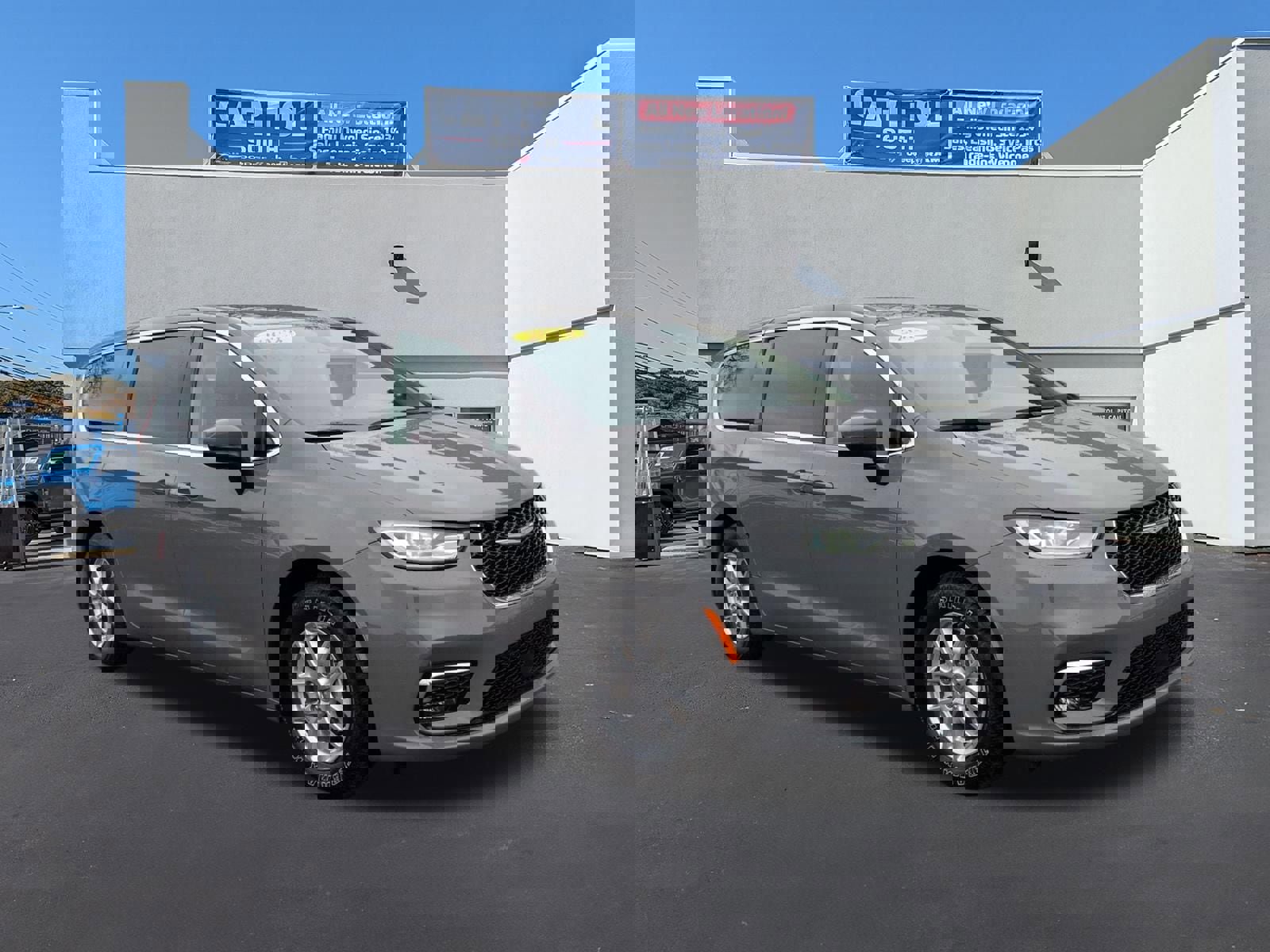 Used 2023 Chrysler Pacifica Touring-L image 1