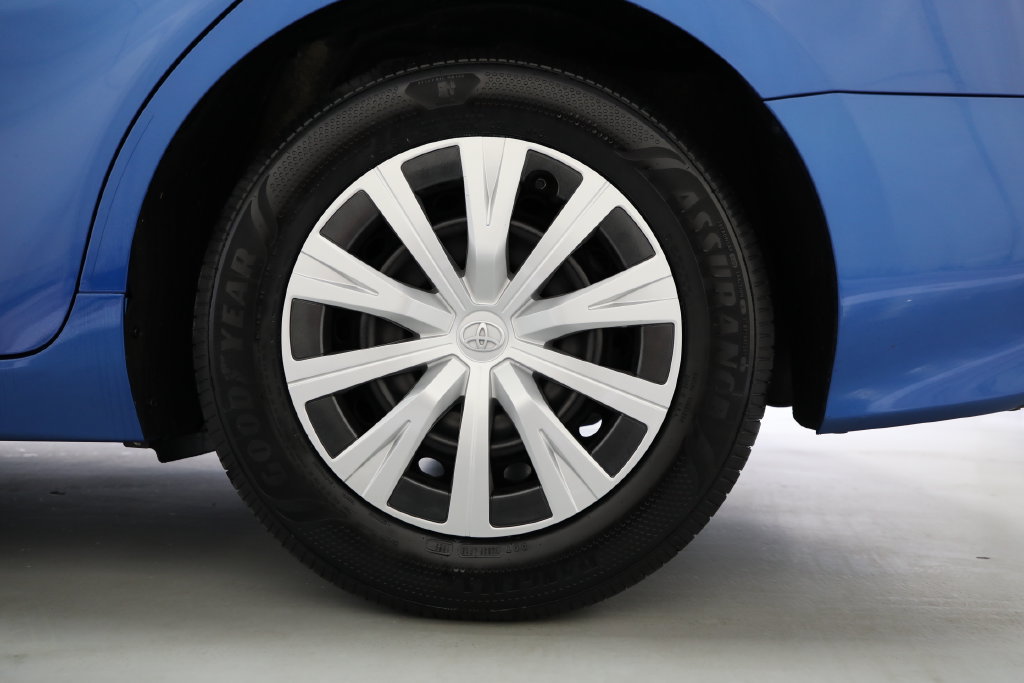 Used 2020 Toyota Camry LE FWD image 5