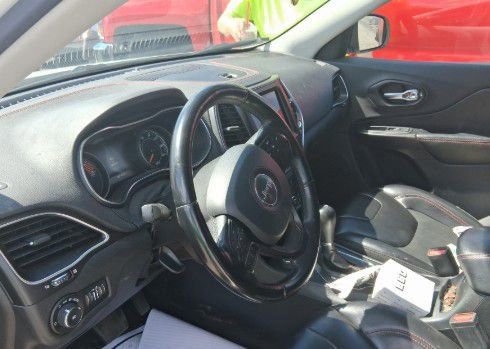 Used 2020 Jeep Cherokee Trailhawk AWD/4WD image 2