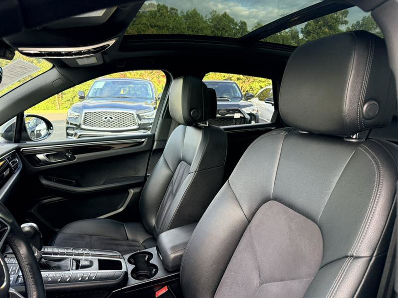Used 2021 Porsche Macan AWD/4WD image 30