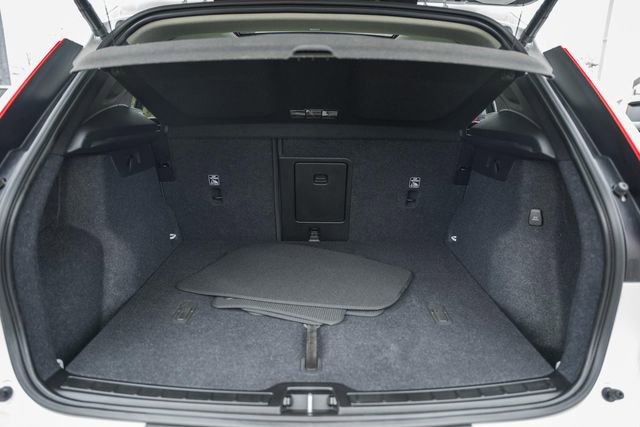 Certified 2024 Volvo XC40 B5 Ultimate w/ Protection Package Premier image 10