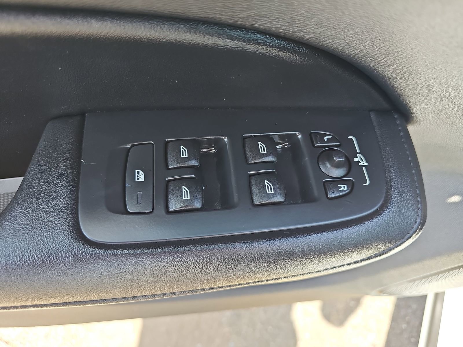 Used 2024 Volvo S60 B5 Core image 26
