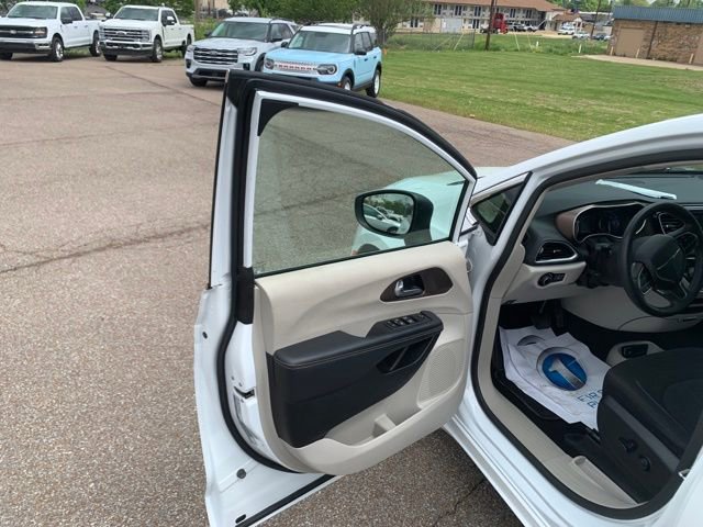 Used 2023 Chrysler Voyager LX FWD image 10