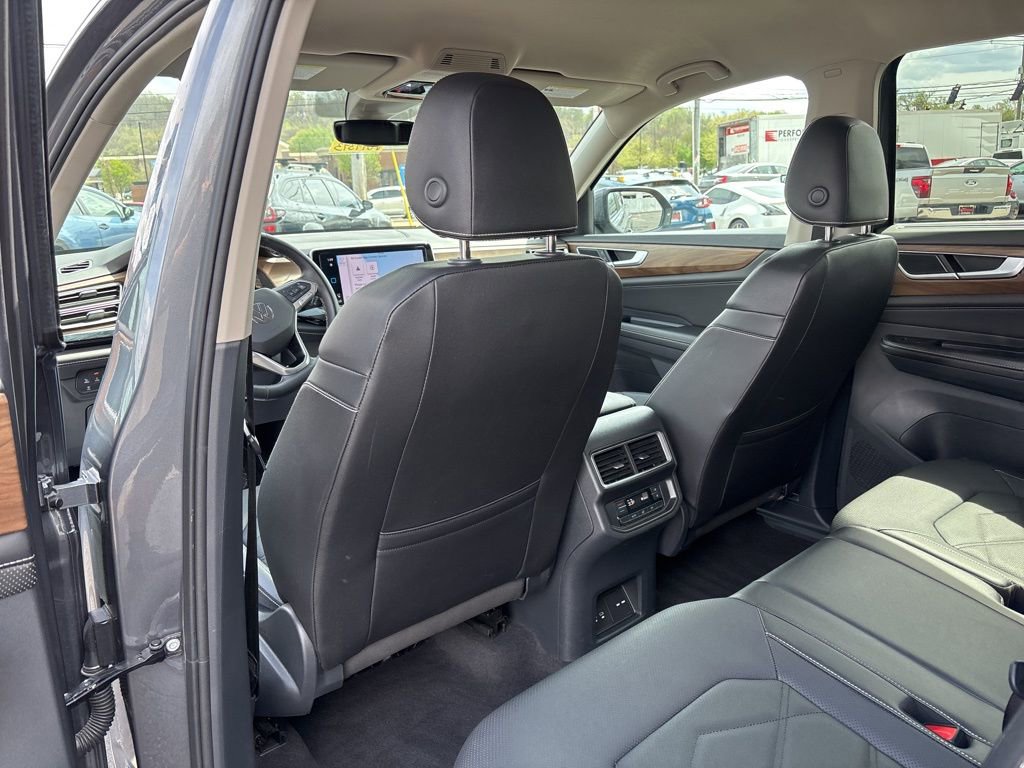 Used 2025 Volkswagen Atlas SE AWD/4WD image 24