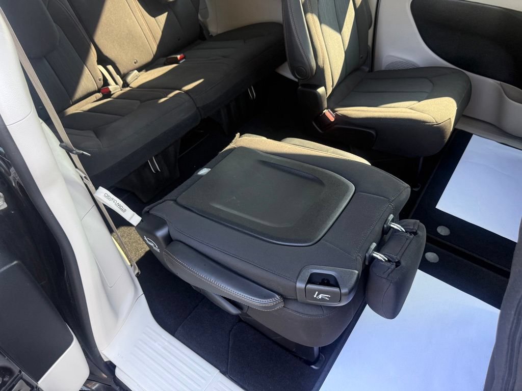 Used 2020 Chrysler Pacifica Touring w/ Advanced Safetytec Group FWD image 53