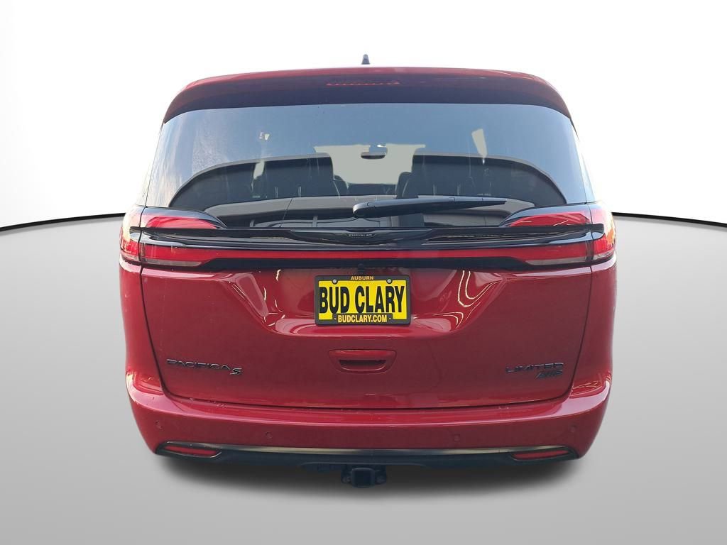 New 2026 Chrysler Pacifica Limited w/ Uconnect Theater Family Group image 4