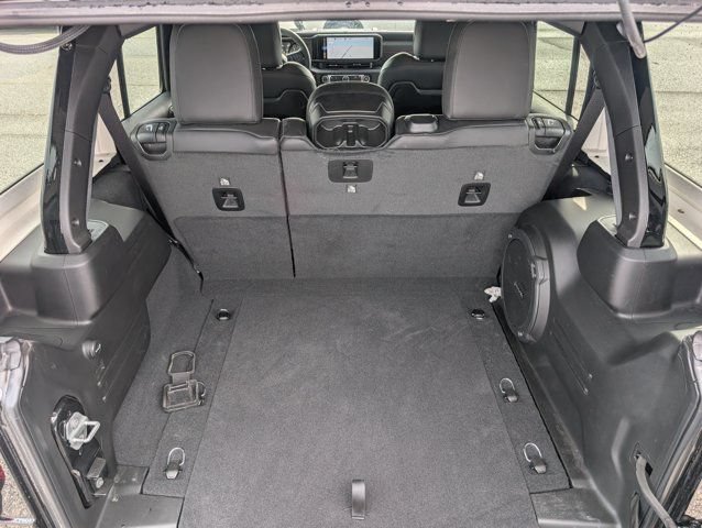 Used 2026 Jeep Wrangler Unlimited Rubicon AWD/4WD image 14