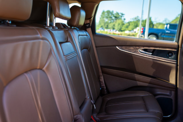 Used 2016 Lincoln MKX Reserve w/ Technology Package FWD image 9