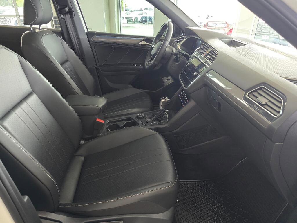 Used 2024 Volkswagen Tiguan SE R-Line AWD/4WD image 44