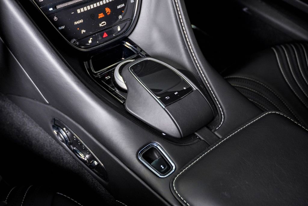 Used 2021 Aston Martin DB11 Coupe image 31