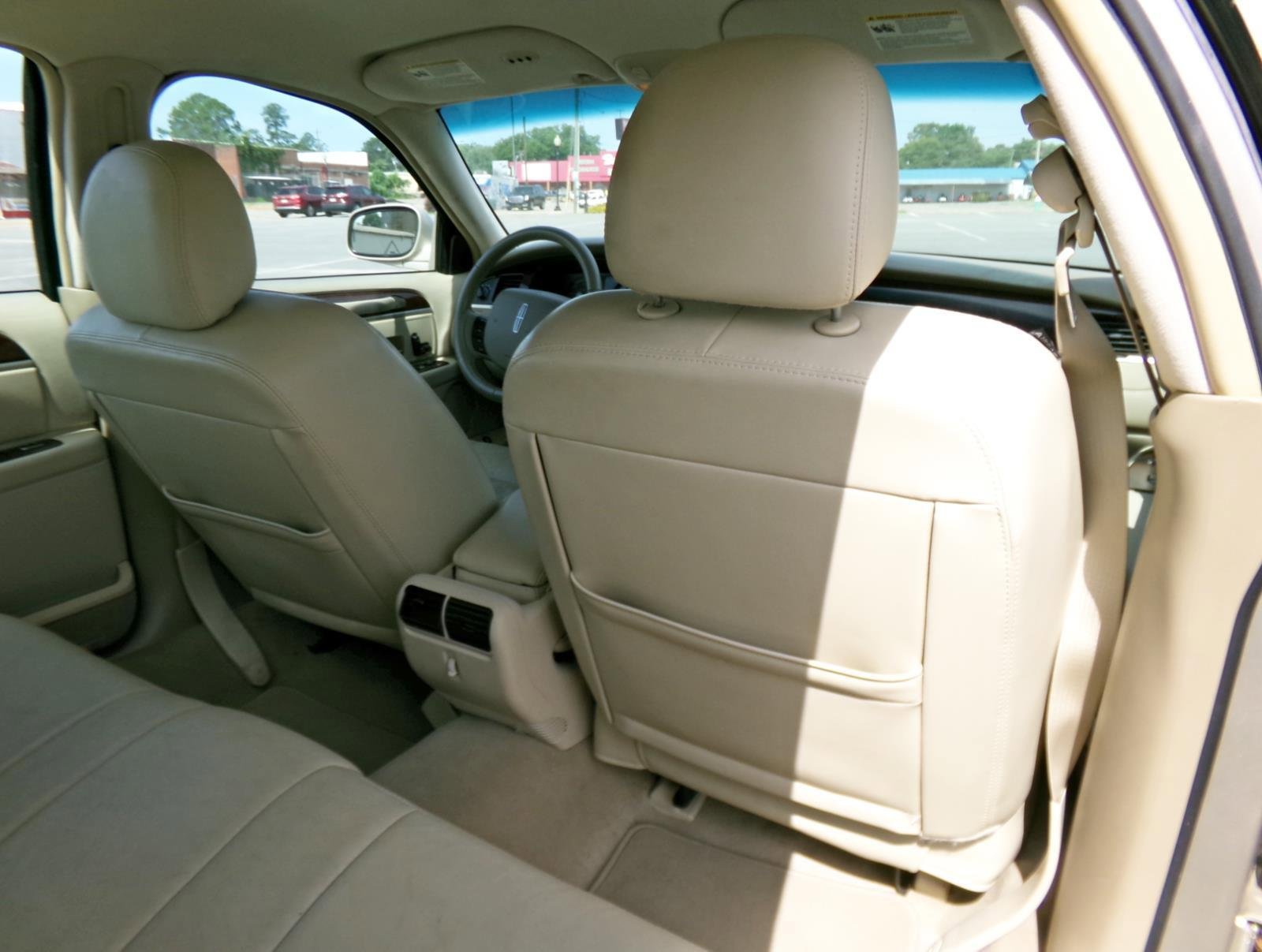 Used 2007 Lincoln Town Car Signature RWD image 14