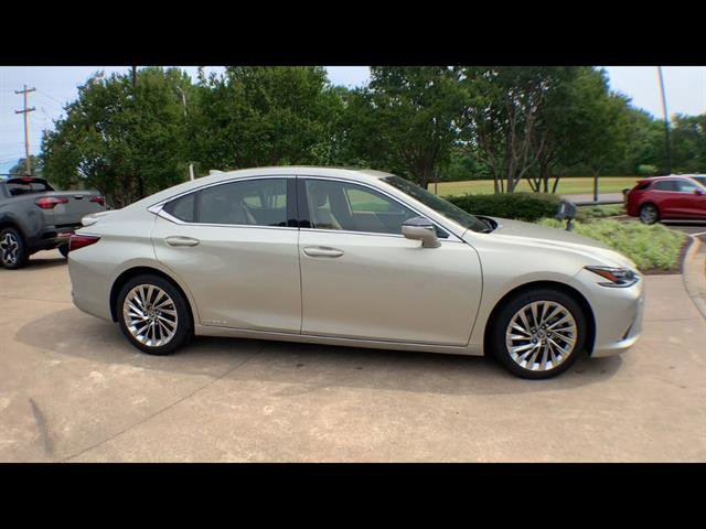 Certified 2022 Lexus ES 300h Ultra Luxury w/ Accessory Package 2 FWD image 9
