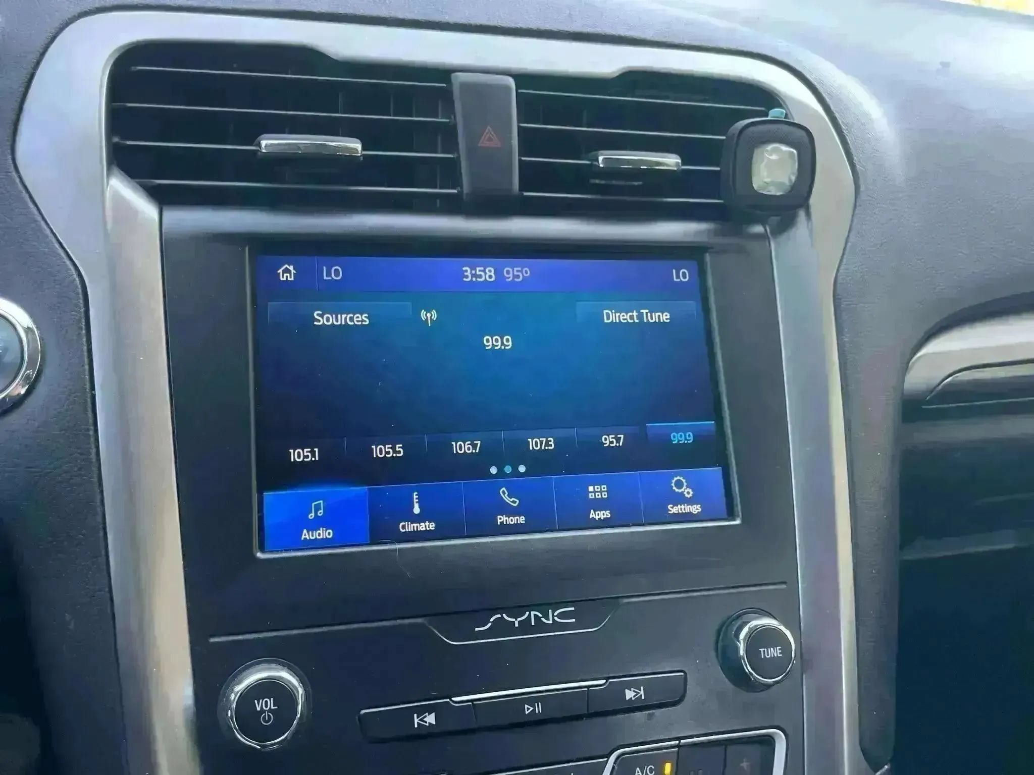 Used 2020 Ford Fusion SEL FWD image 10