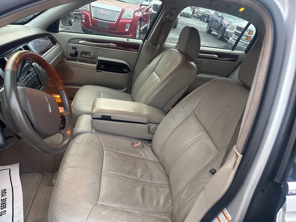Used 2005 Lincoln Town Car Signature Limited image 32