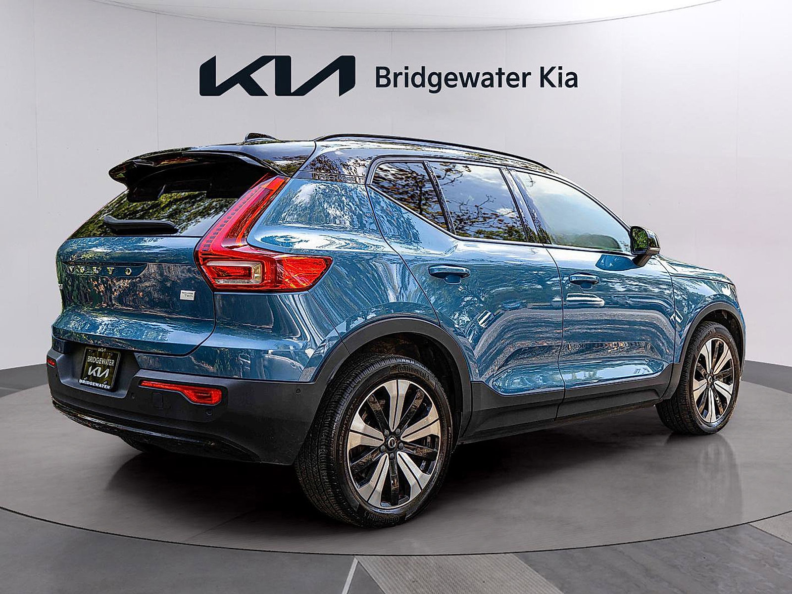 Used 2023 Volvo XC40 Recharge Plus w/ Protection Package Premier image 7