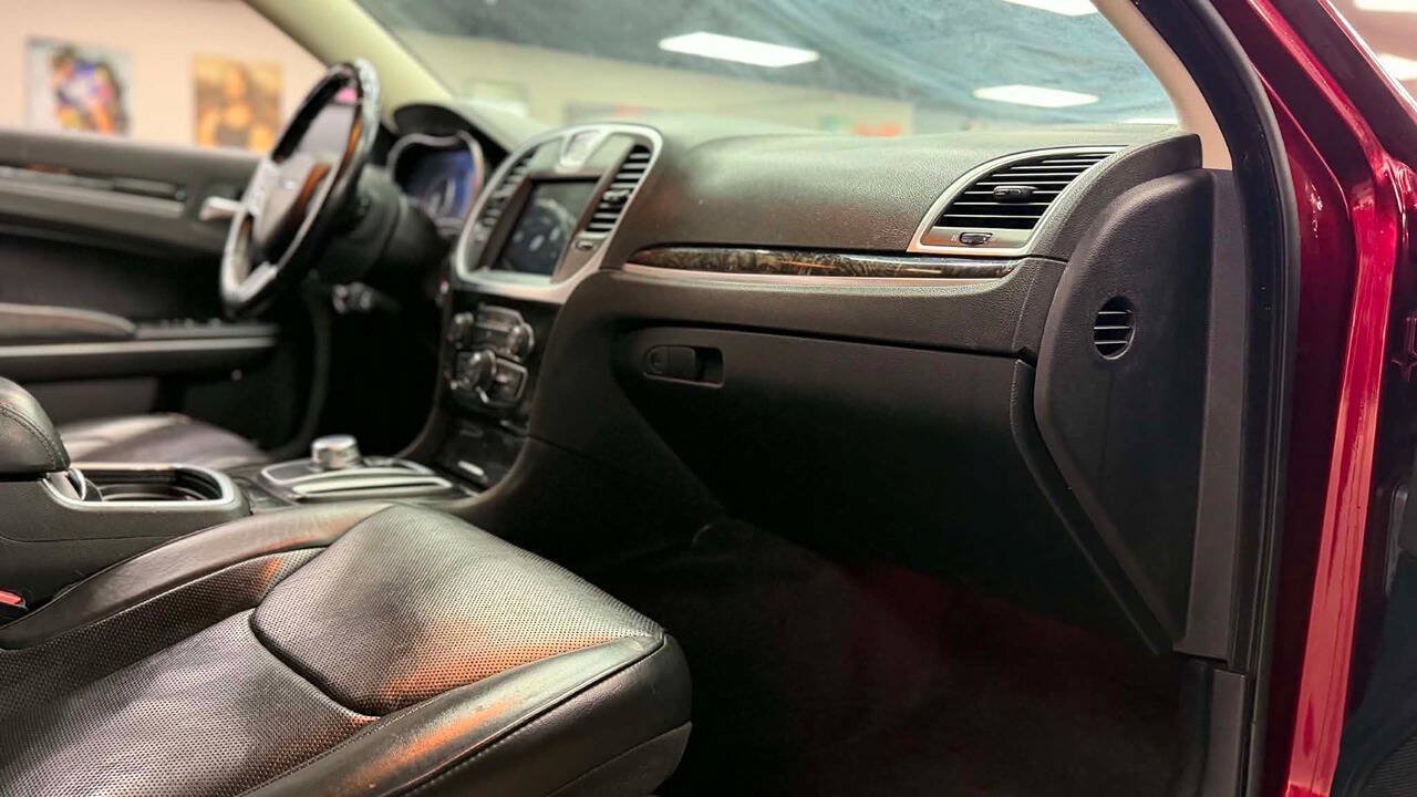 Used 2018 Chrysler 300 Limited RWD image 11