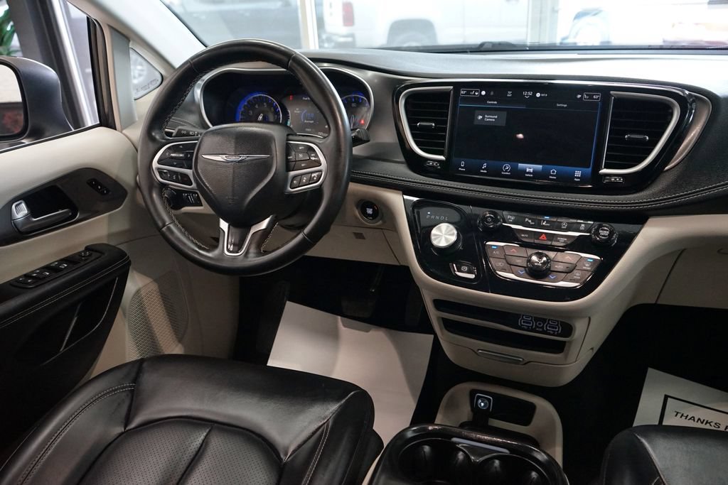 Used 2023 Chrysler Pacifica Touring-L AWD/4WD image 9