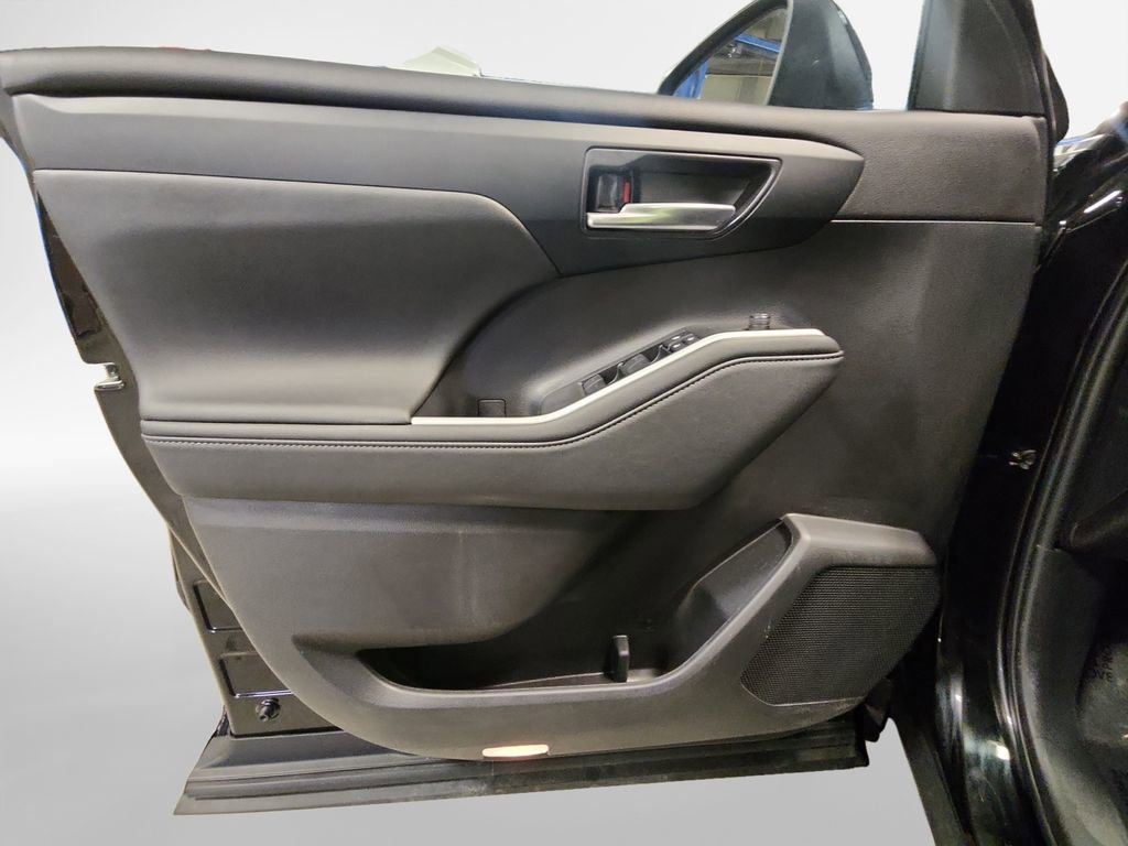 Used 2023 Toyota Highlander XLE AWD/4WD image 15