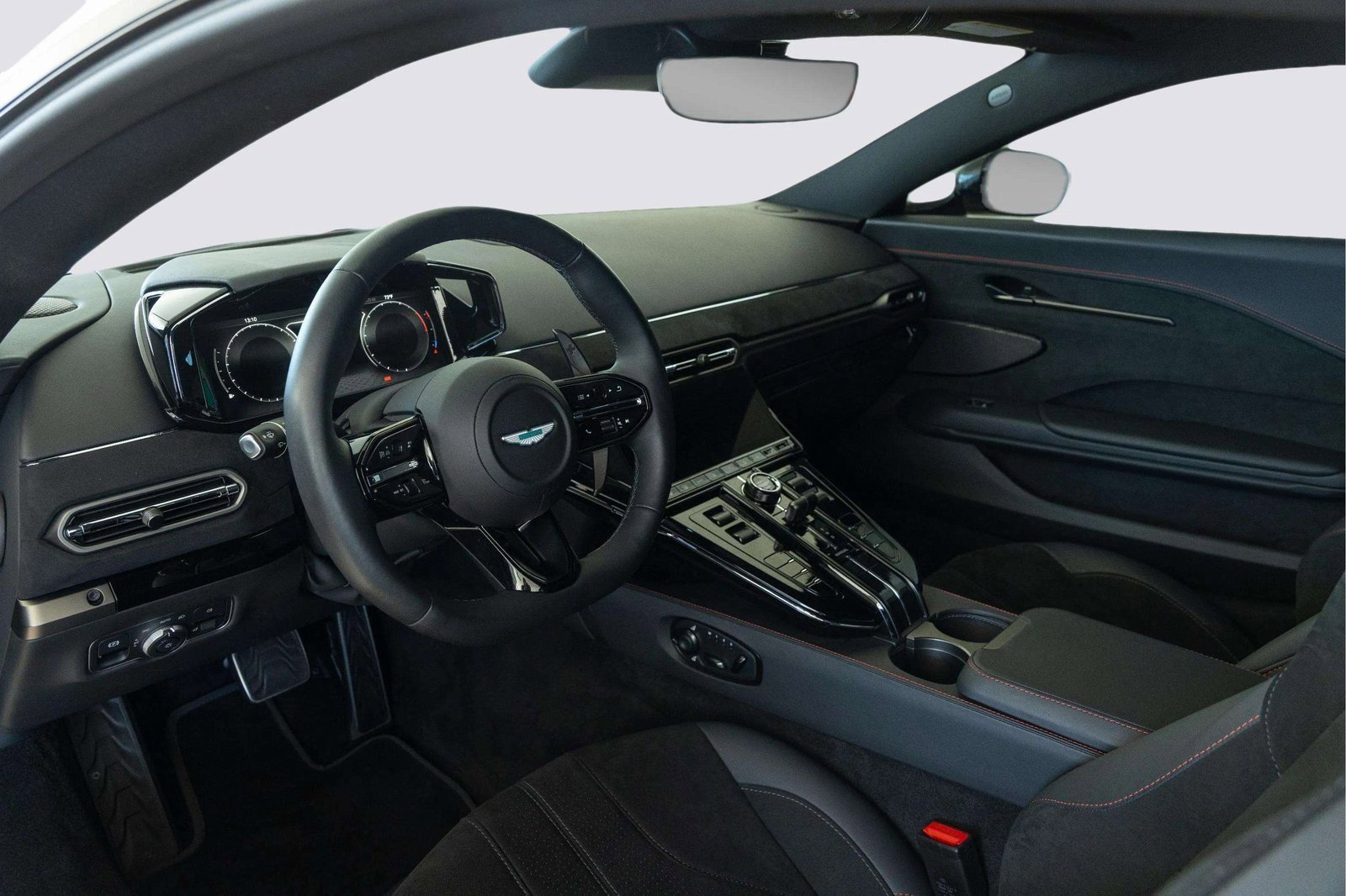 Used 2025 Aston Martin V8 Vantage Coupe image 14