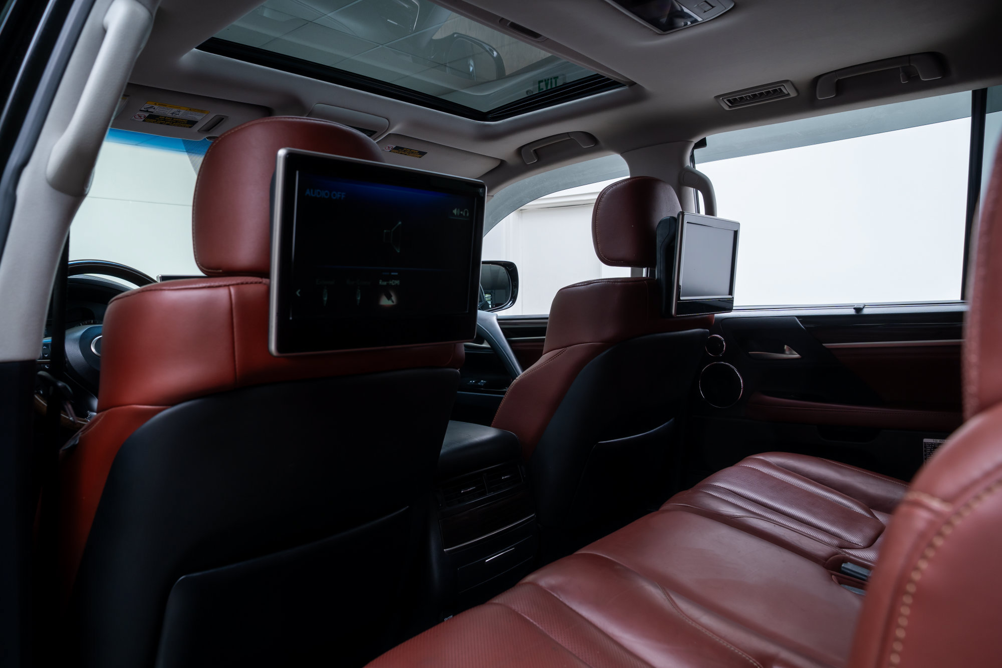 Used 2016 Lexus LX 570 4WD w/ Luxury Package image 24