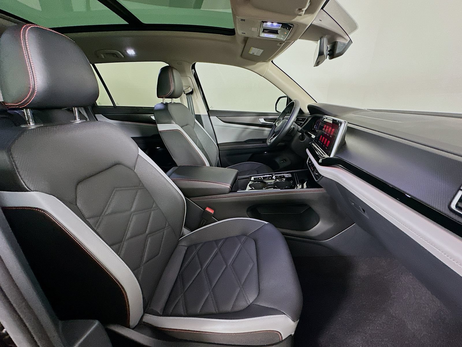 Certified 2024 Volkswagen Atlas Peak Edition SEL AWD/4WD image 44